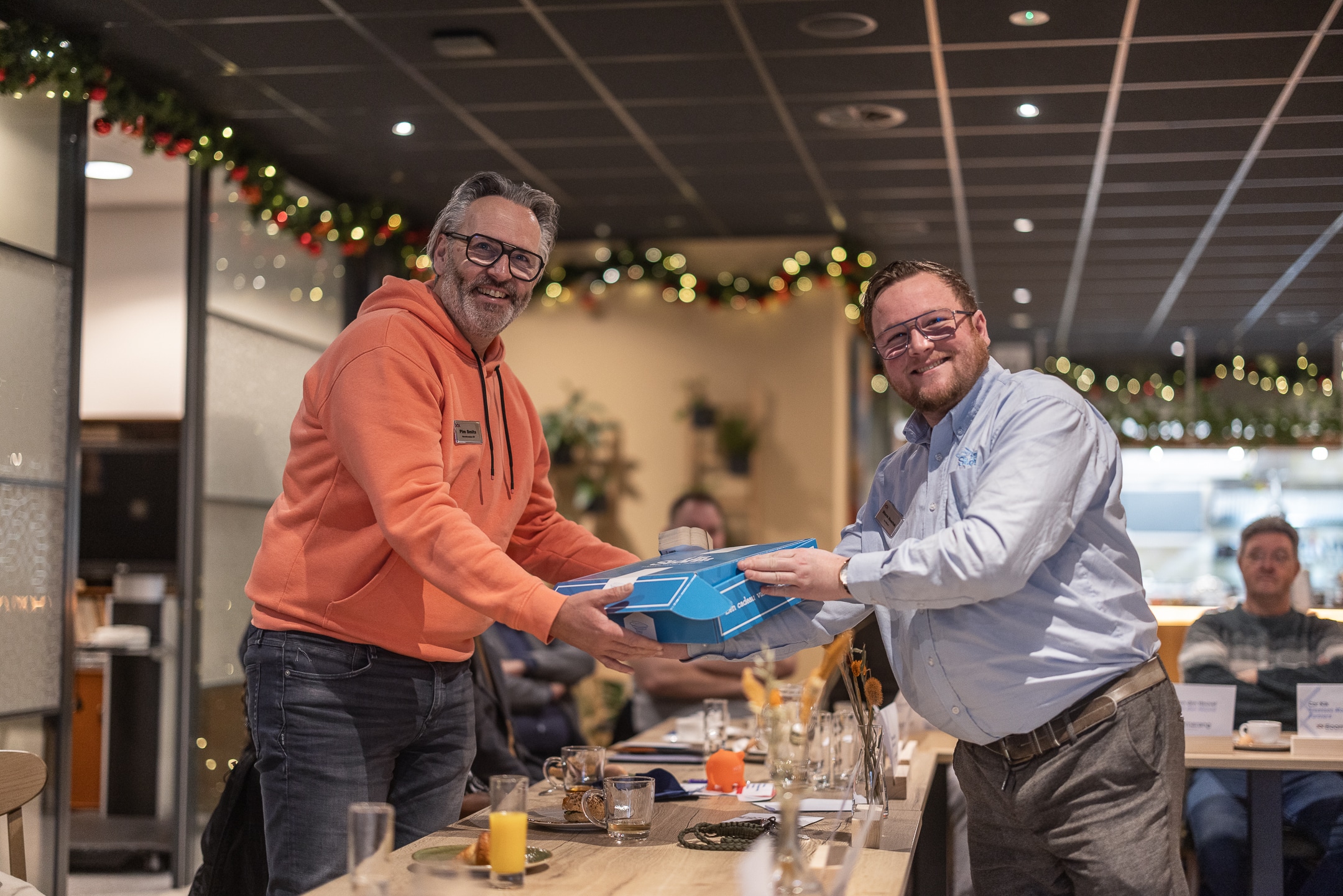 Huisstijlbox uitreiking Waveformlabs Pim en Storm foto door Boy Surminski